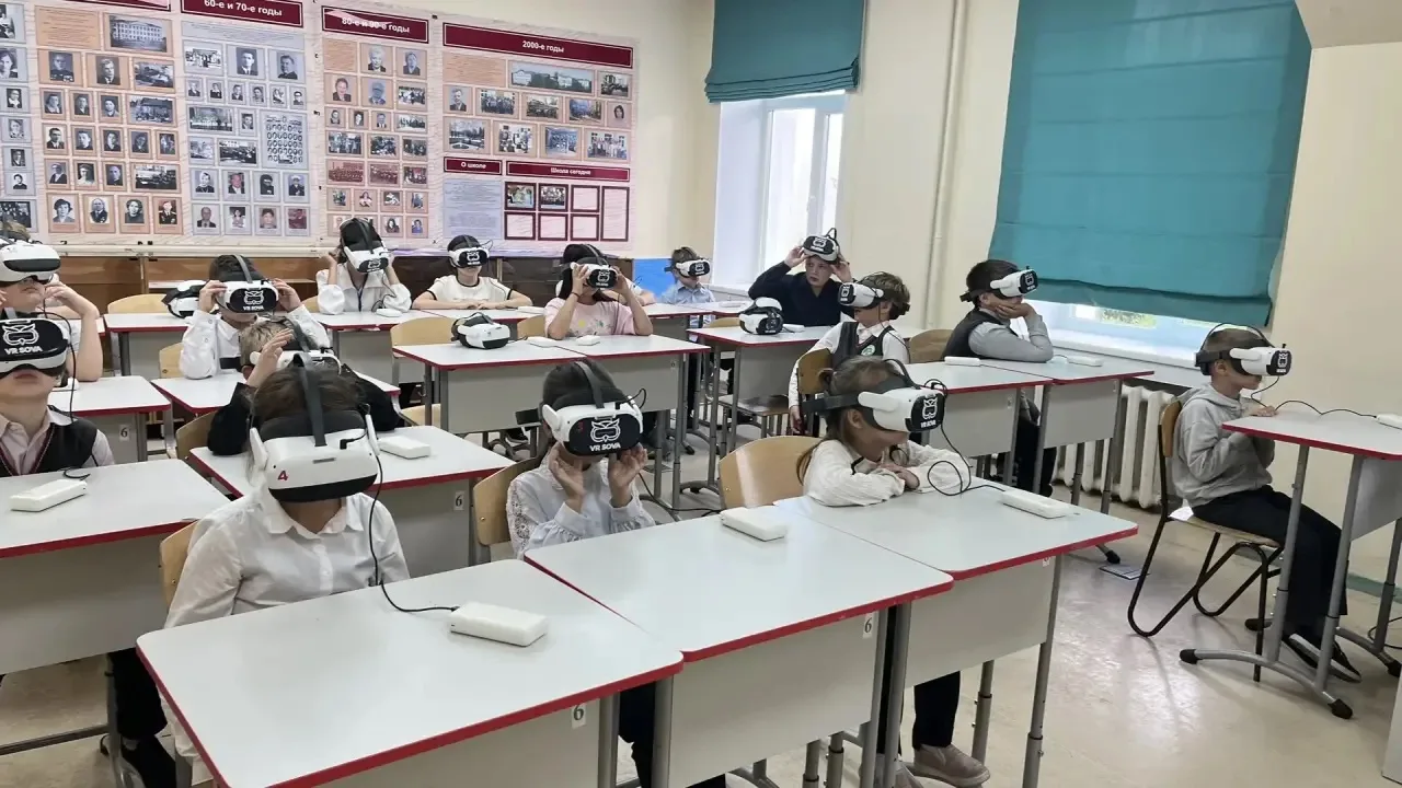 🎉 Сегодня в нашей школе прошла необычная VR‑экскурсия «Викторина ПДД и история песчинк...