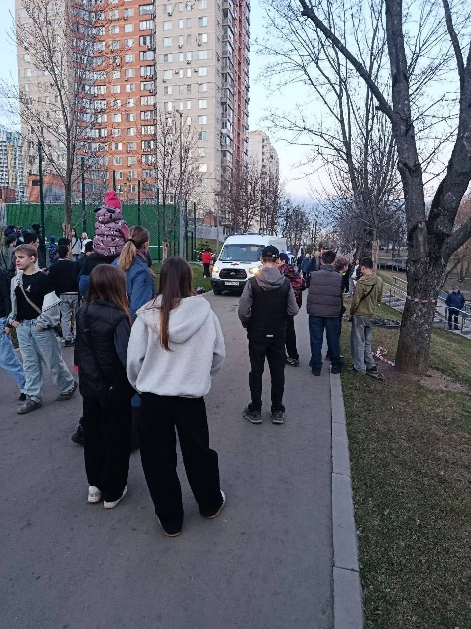 Две школьницы на электросамокате сбили пенсионера в Чертанове, посмеялись и убежали — у мужчины откр