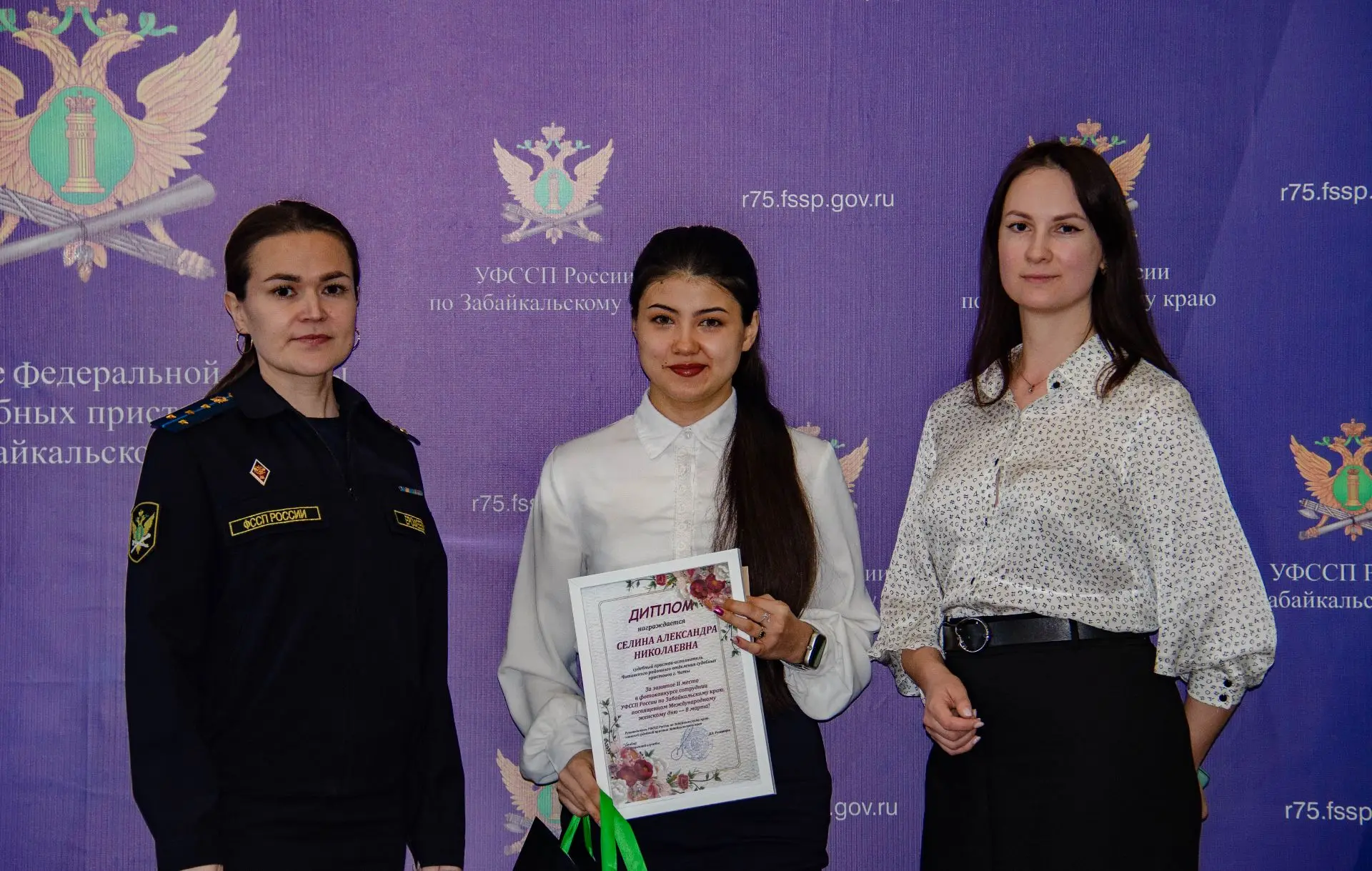 Победительниц праздничного фотоконкурса выбрали среди сотрудниц УФССП Забайкалья  В преддверии Между