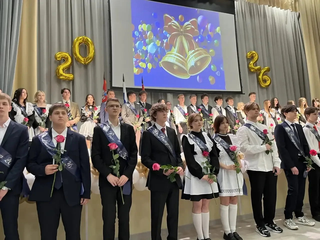 Как это было: линейка, цветы, и дрожащие голоса ведущих. 🏫🌷  26 мая для 57 учащихся одиннадцатых кла