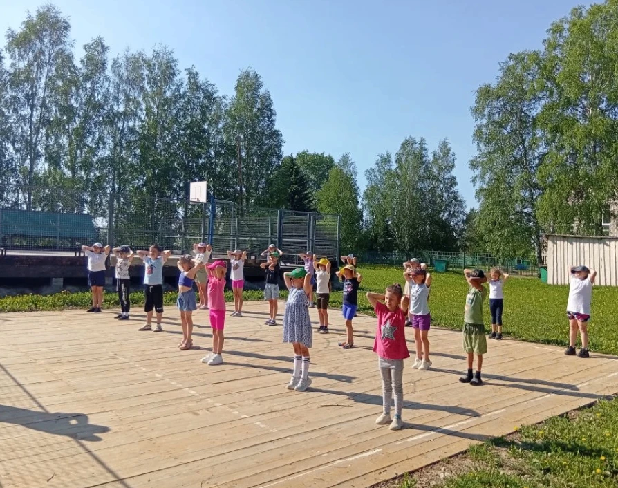 Утро в нашем лагере начинается не с кофе, а с бодрой зарядки!   А дальше — полное погружение в культ