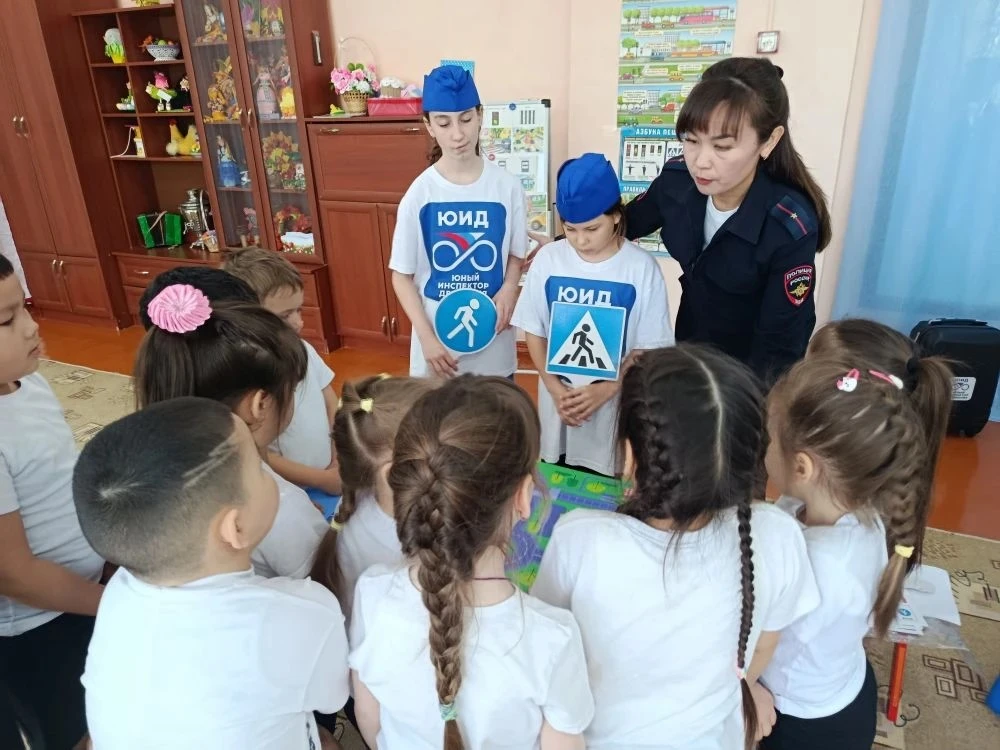 🚦В рамках профилактической работы по повышению культуры безопасного поведения на дорогах юные инспек