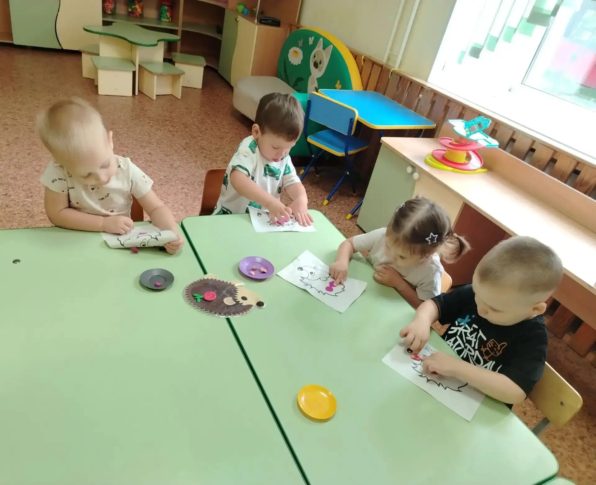 🍎 Вчера начался Яблочный Спас. А в группу «Розовые щёчки» заглянул гость из леса — ёжи...