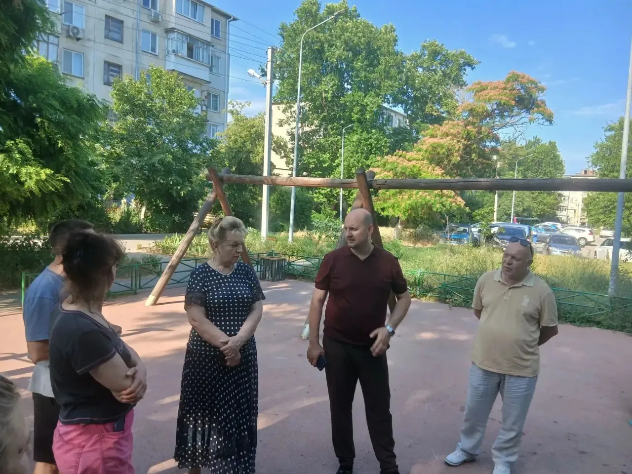 Продолжаю проводить встречи с жителями города-героя. Совместно с депутатом от «Единой Р...