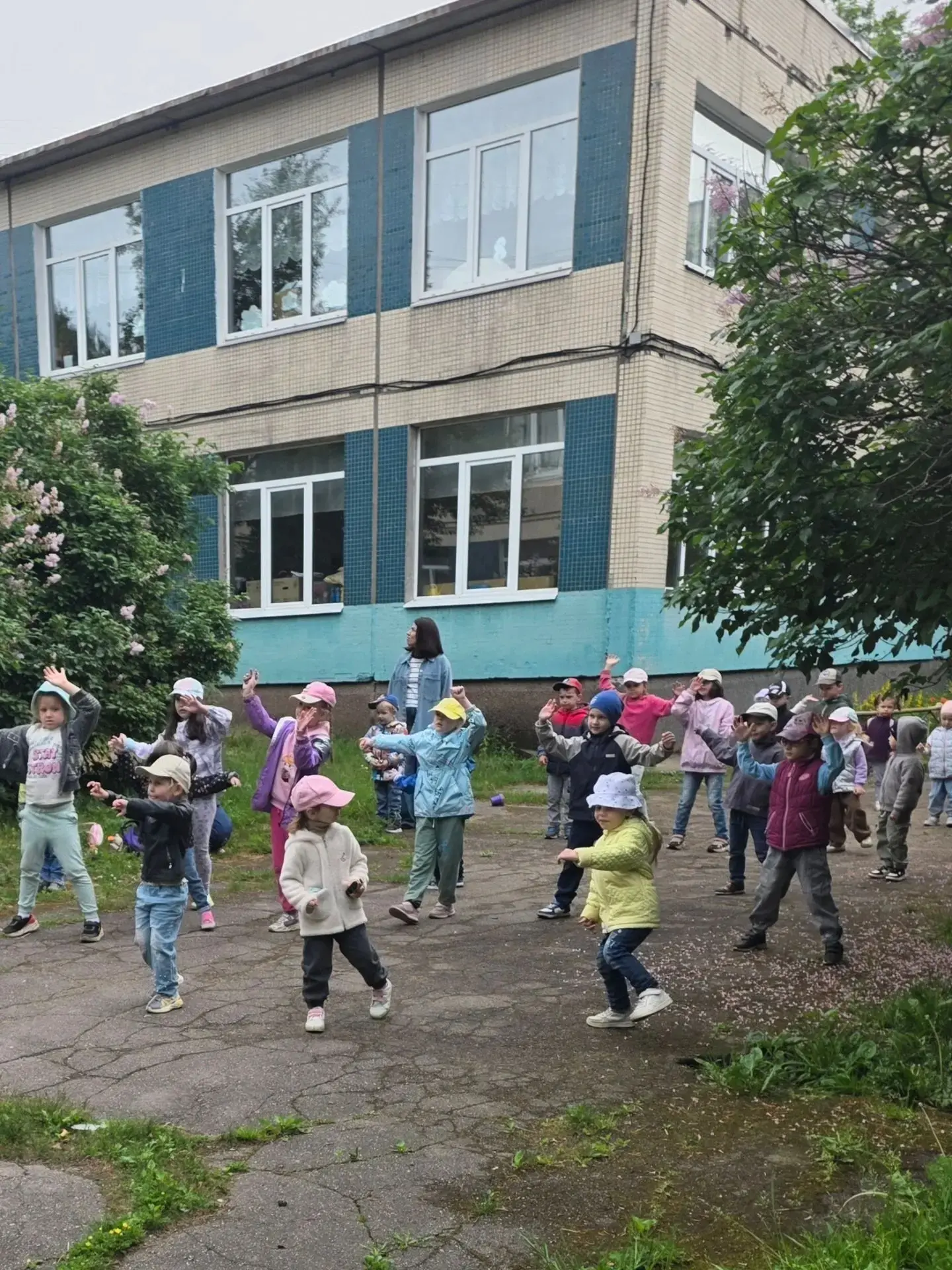 🌞 Летняя зарядка на улице! 🌞
Дорогие  родители!
С наступлением лета наша зарядка проходит на улице