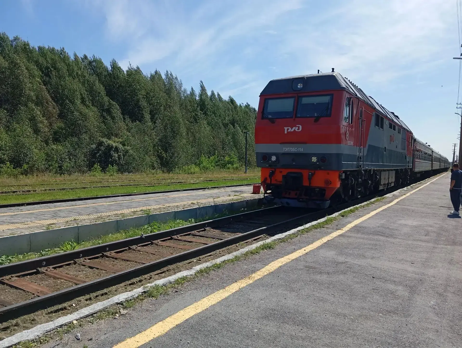 🚝В Урае активисты ЛДПР поздравили железнодорожников с профессиональным праздником!