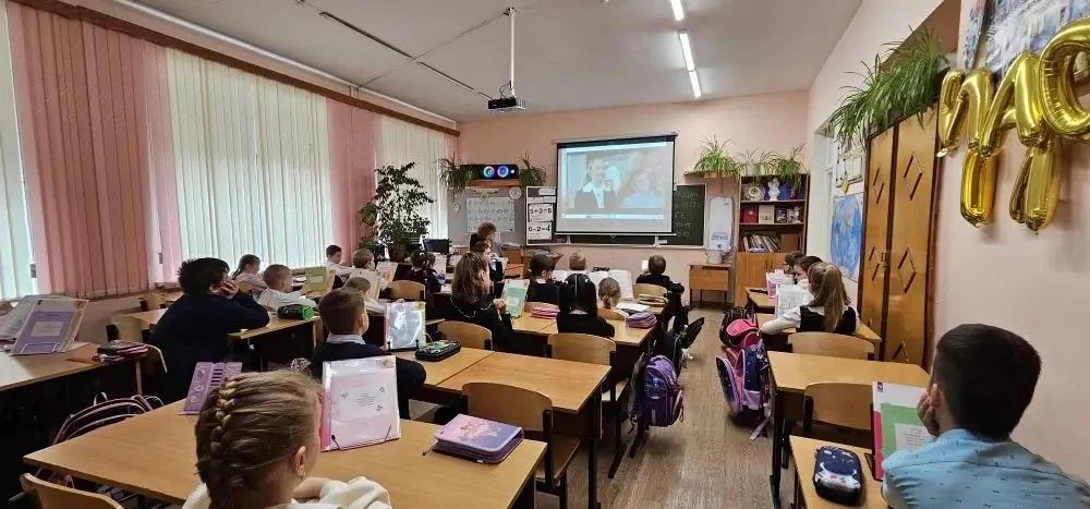 Традиционно неделя началась с поднятия флага и исполнения гимна. А на уроке разговоры о важном "День