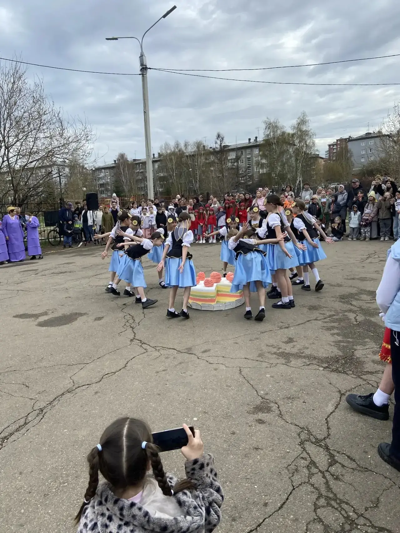 В преддверии 9 Мая наша школа с гордостью представила свои таланты на праздничном концерте в роще «Б