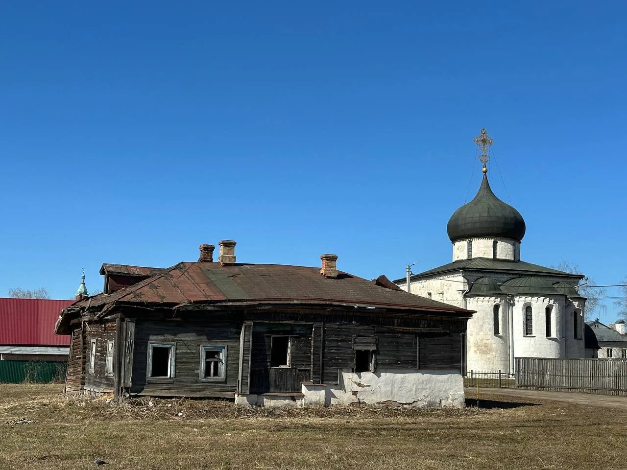 Юрьев-Польский. Гео́ргиевский собо́р (справа).