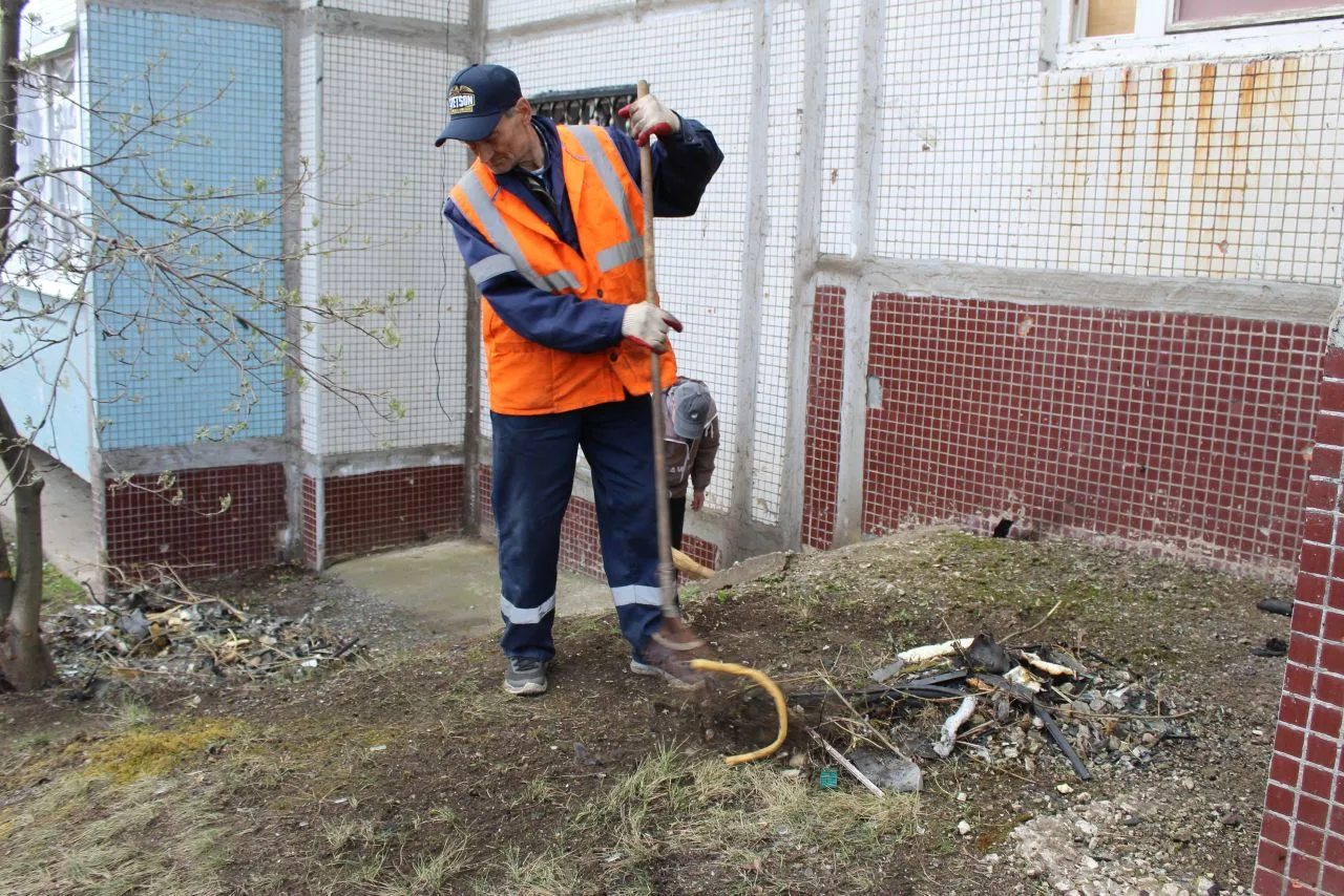 Жители Сызрани вышли на уборку двора дома, пострадавшего при атаке дрона  Жители близлежащих домов