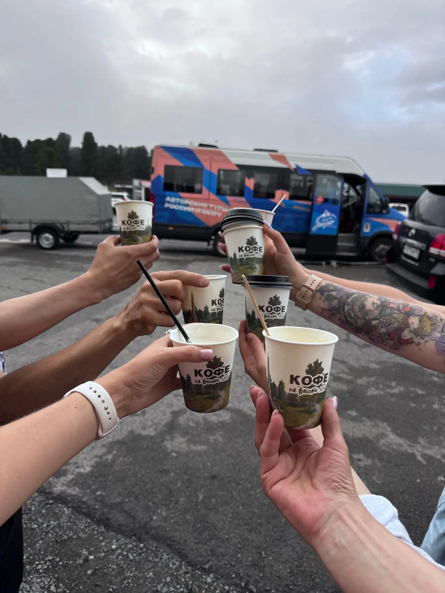 На фото наши счастливые путешественники, а на сайте https://youtour.site/tours/hot – горящие туры на