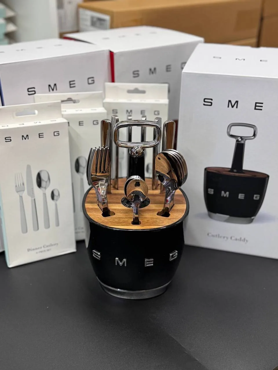 Комплект столовых приборов SMEG на 6 персон + подставка