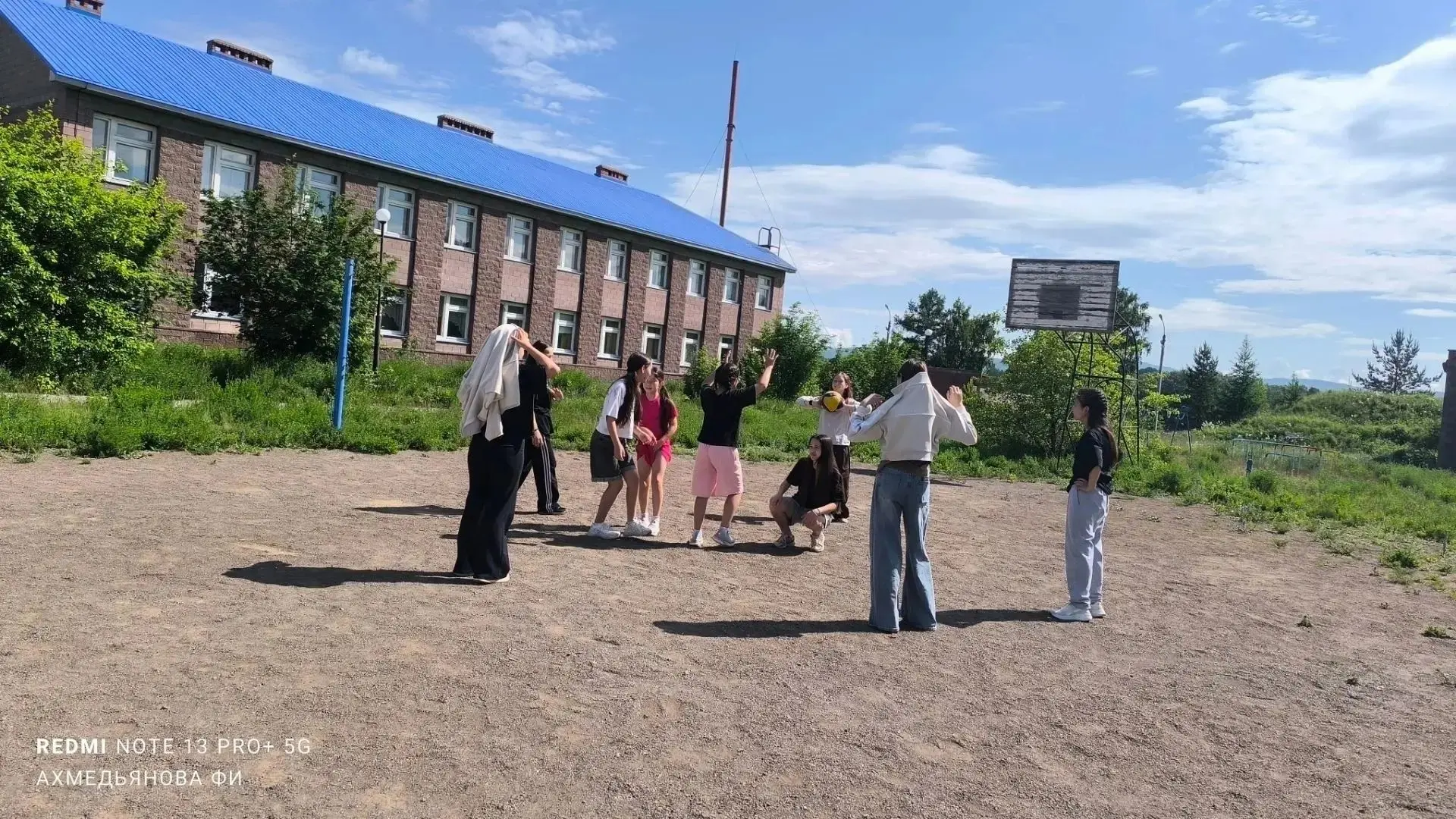 Сегодняшний день в нашем летнем пришкольном лагере был наполнен активностью, творчеством и важными о