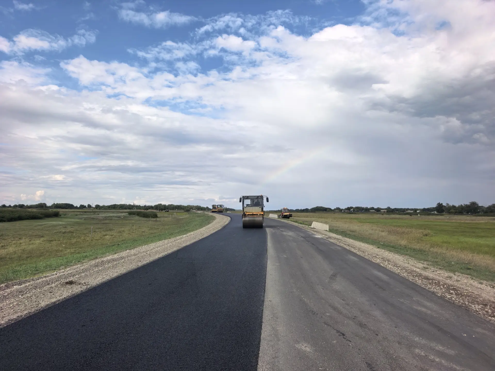 🚧 На дороге Мамонтово–Крестьянка приступили к укладке асфальта