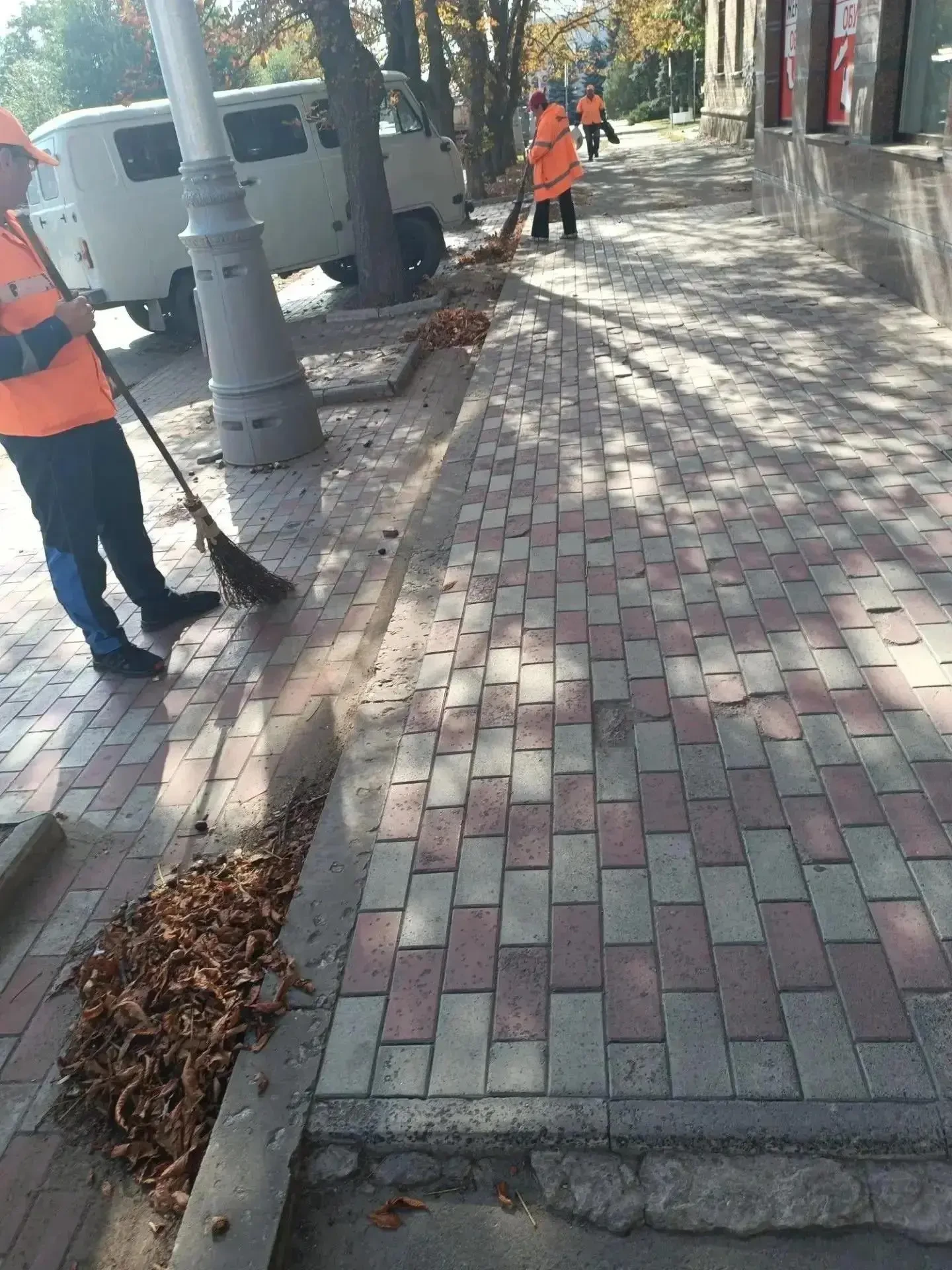 47 тонн смета и 17 километров разметки: будни дорожников Луганска
