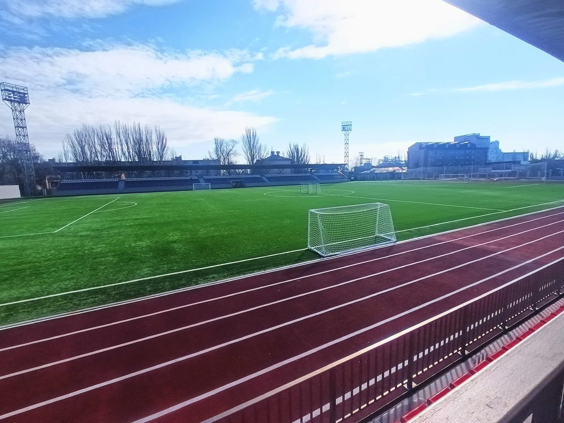 В Мариуполе открыли стадион «Портовик» после масштабной реконструкции 🏟️В Приморском районе завершил
