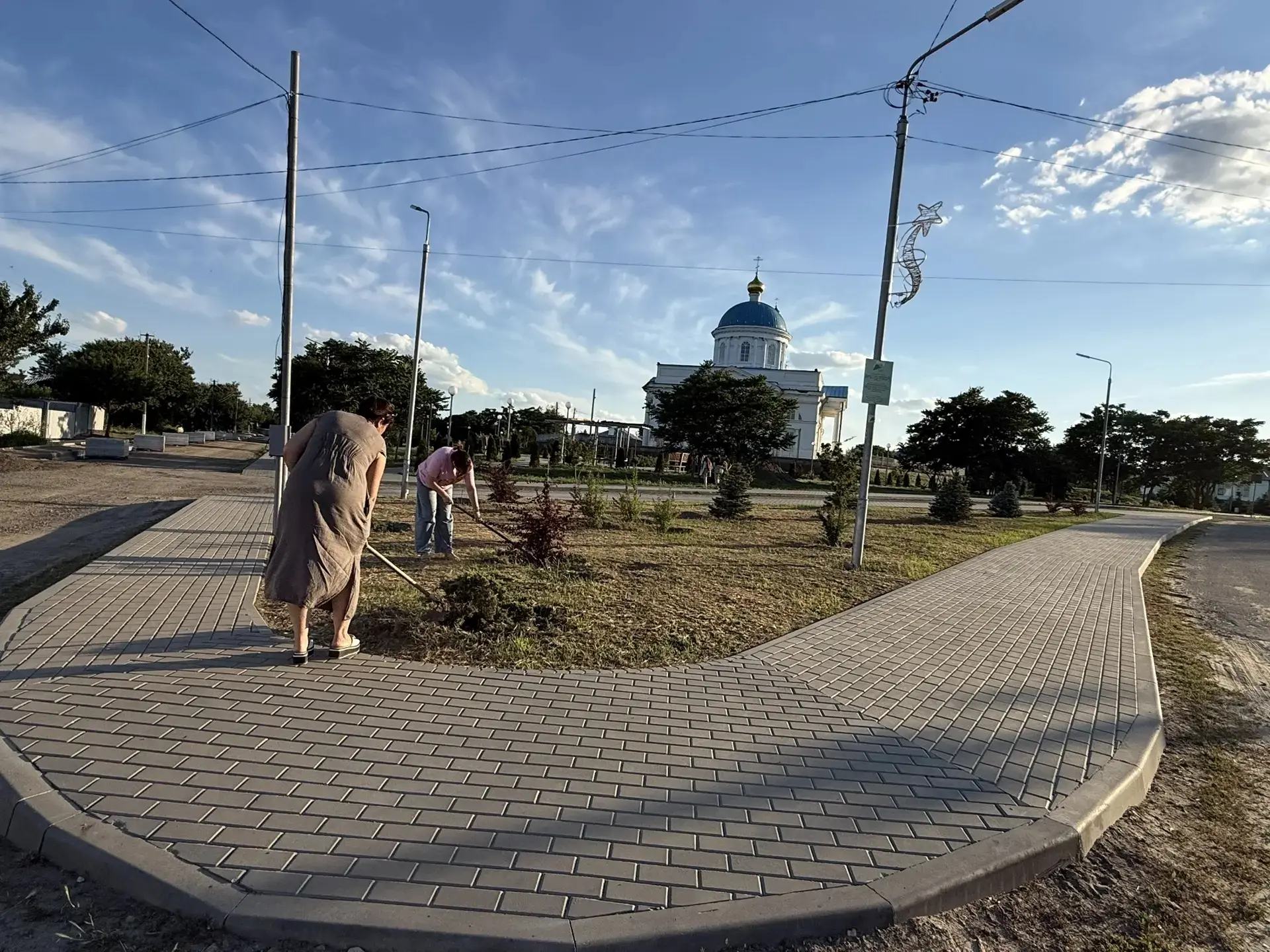 Субботник у Храма Успения Пресвятой Богородицы
Работники Калитвенского центра культуры и спорта потр