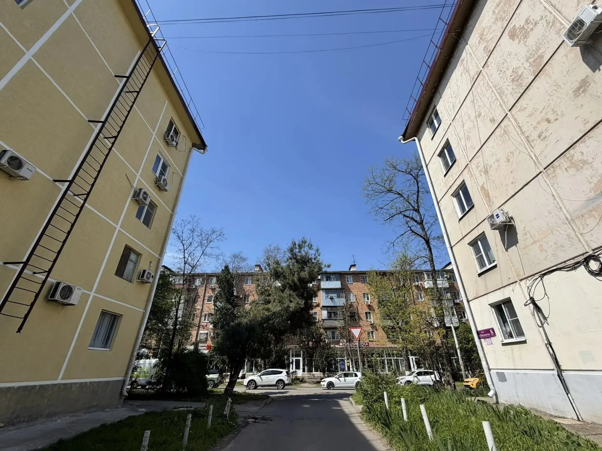 Выехали на объекты капремонта в Краснодаре, где сейчас идут работы.  2-я Пятилетка, дом №6 (фото 1-4
