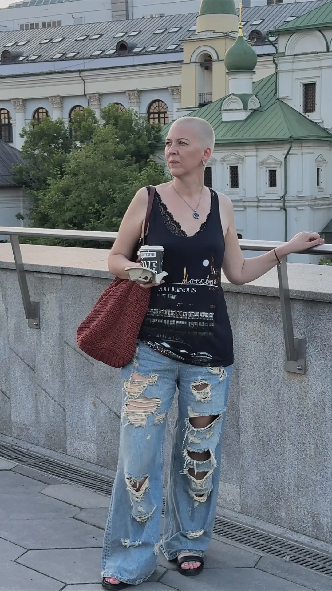 Вчера болталась по вечерней Москве в майке с надписью Москва ☺️ Очень люблю это всё, но...
