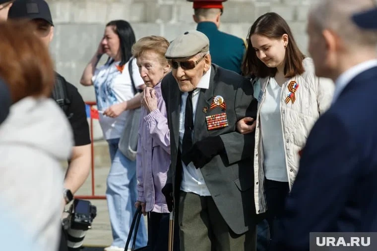Парад Победы прошел в Екатеринбурге.  По брусчатке прошли больше 1,5 тысячи военнослужащих, суворовц
