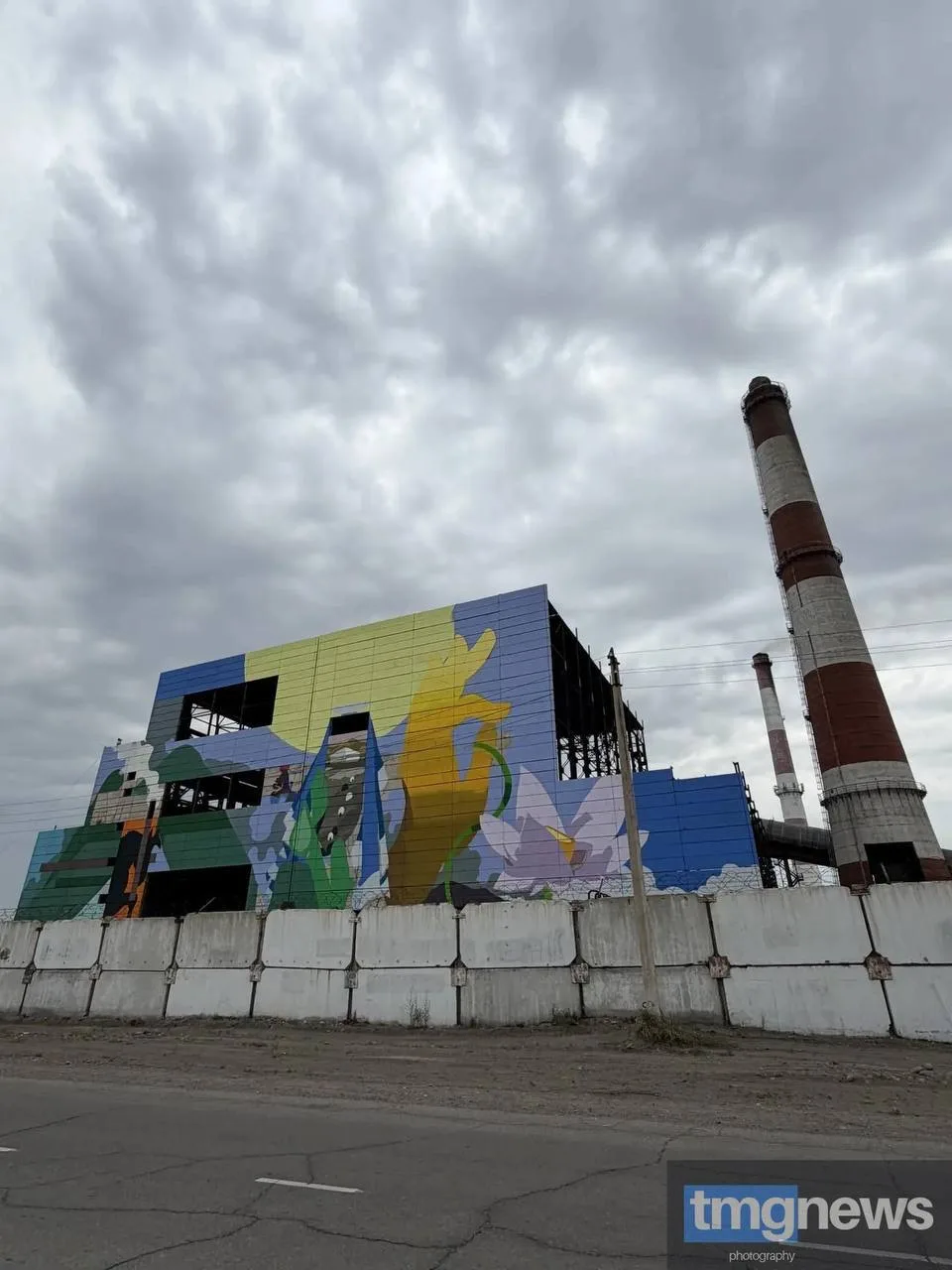 ⚡️На фасаде Кызылской ТЭЦ появился новый мурал.