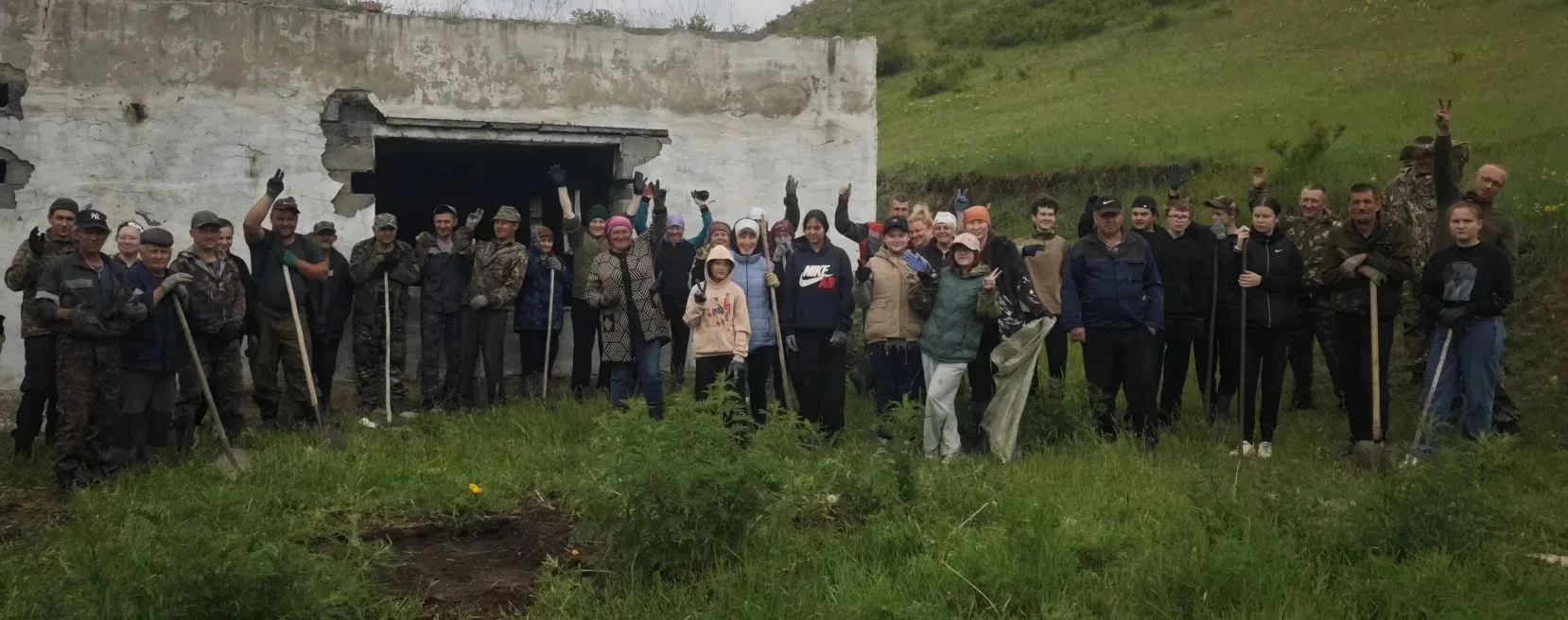 ‎🔊Прошел масштабный субботник
‎
‎В с. Бар
‎в местности «Гараж» 
‎
‎Объединил ⬇️
‎почти 40 неравноду