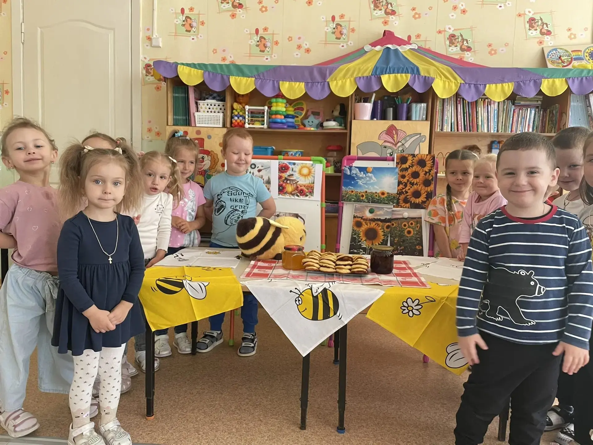 🍯🐝🍯 Сегодня средняя группа « Солнышко»погрузилась в удивительный мир народного празд...