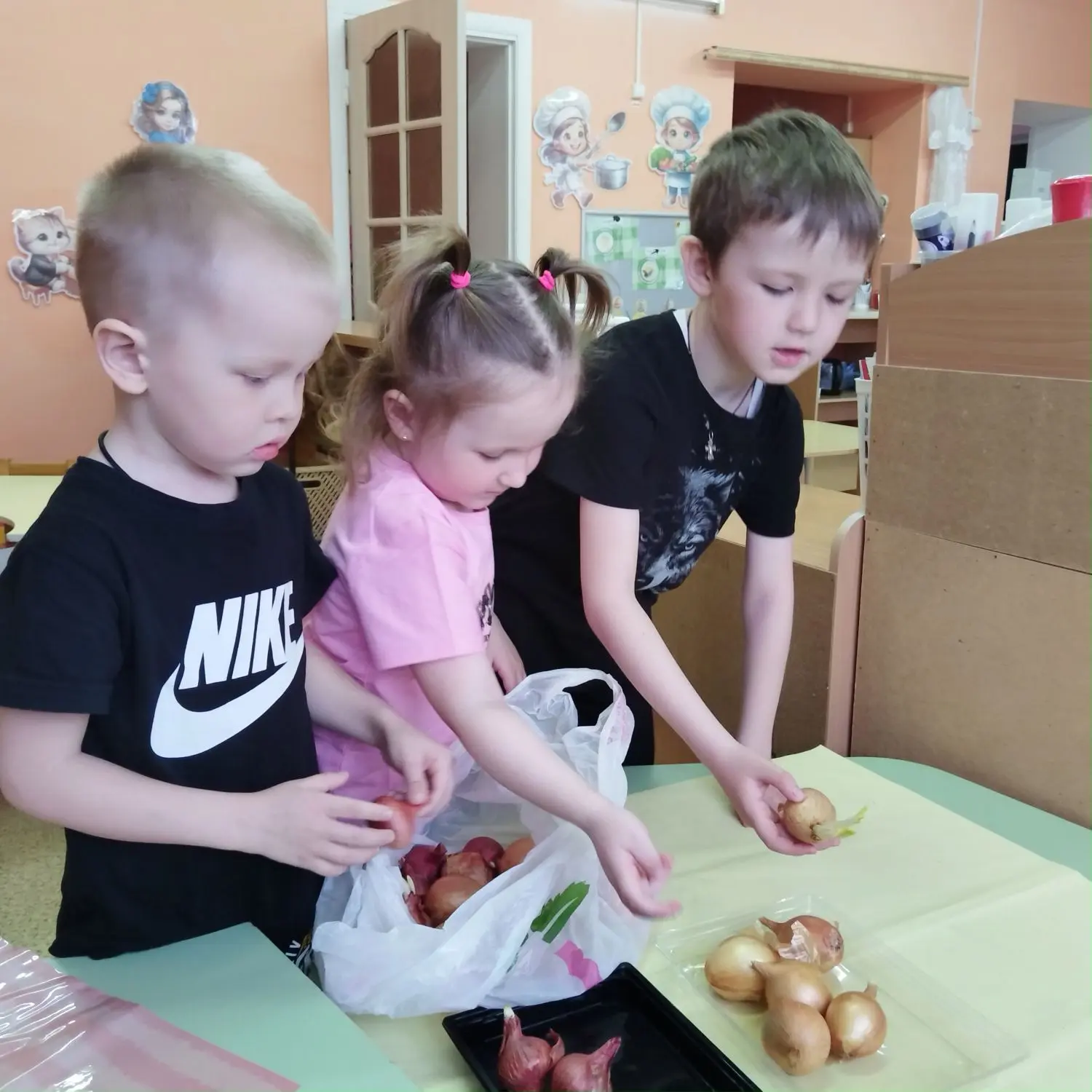 «Луковая грядка Единства»: как маленькие огородники учатся дружбе и науке 🌱🇷🇺