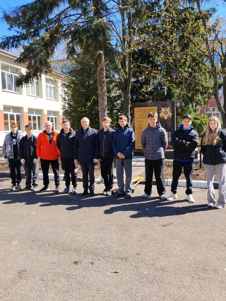 🌿  Всероссийский субботник: вместе благоустроим территрию школу.       25 апреля 2025 года наша школ