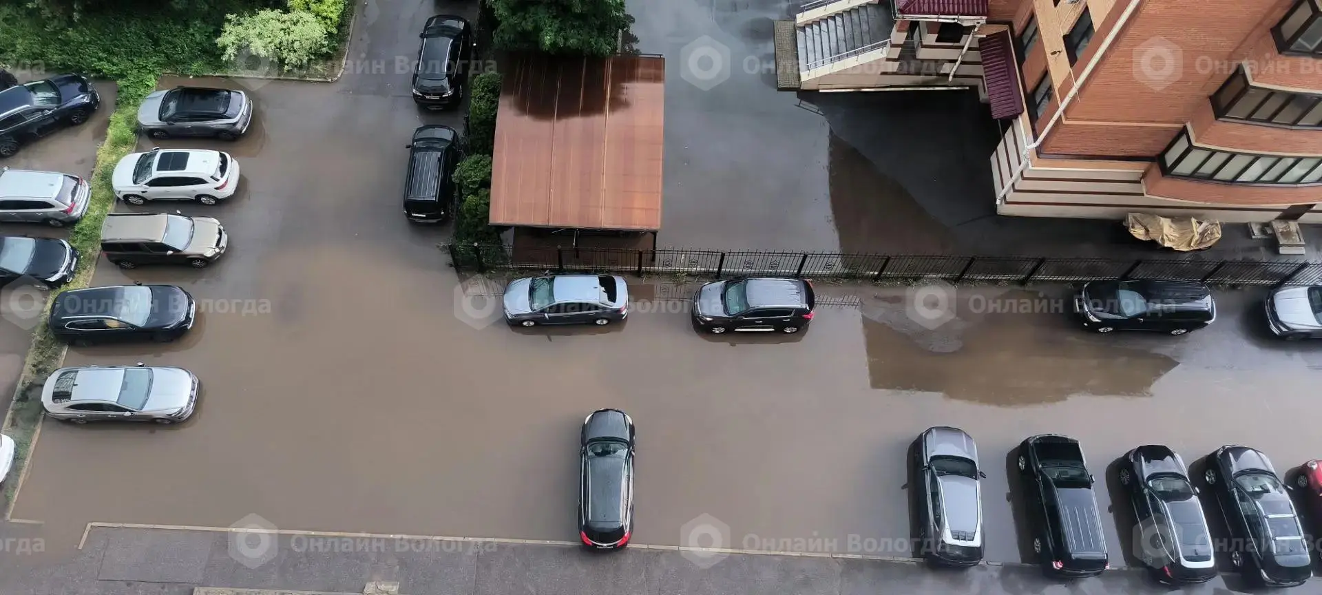 Во дворе в доме по улице Ленинградская, д.81, после обильных дождей, как вчера прошел, лужи по щикол