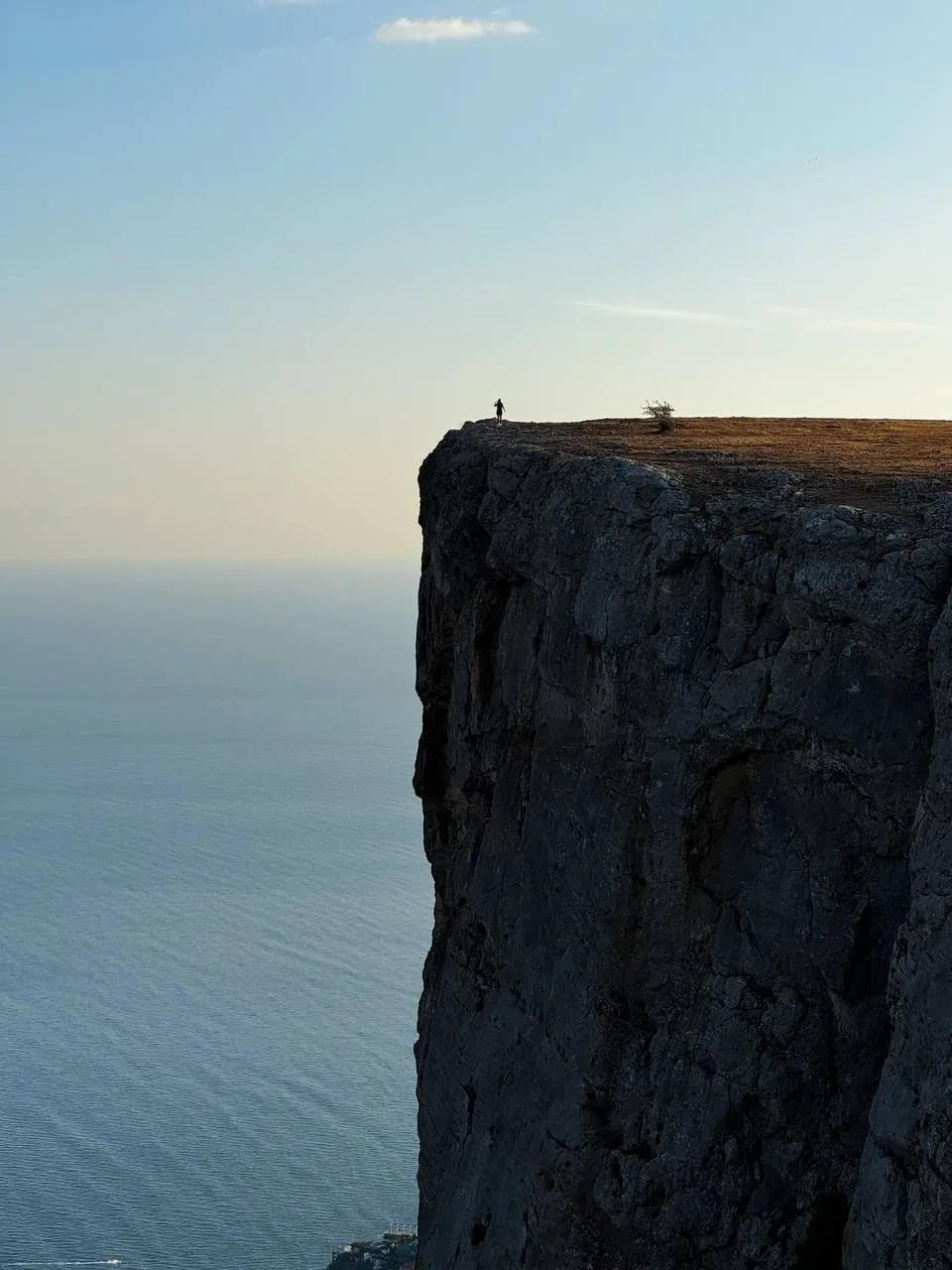 ⛰ Многие, очарованные Крымом, завороженно вскидывают головы, глядя на Форосский кант! С...