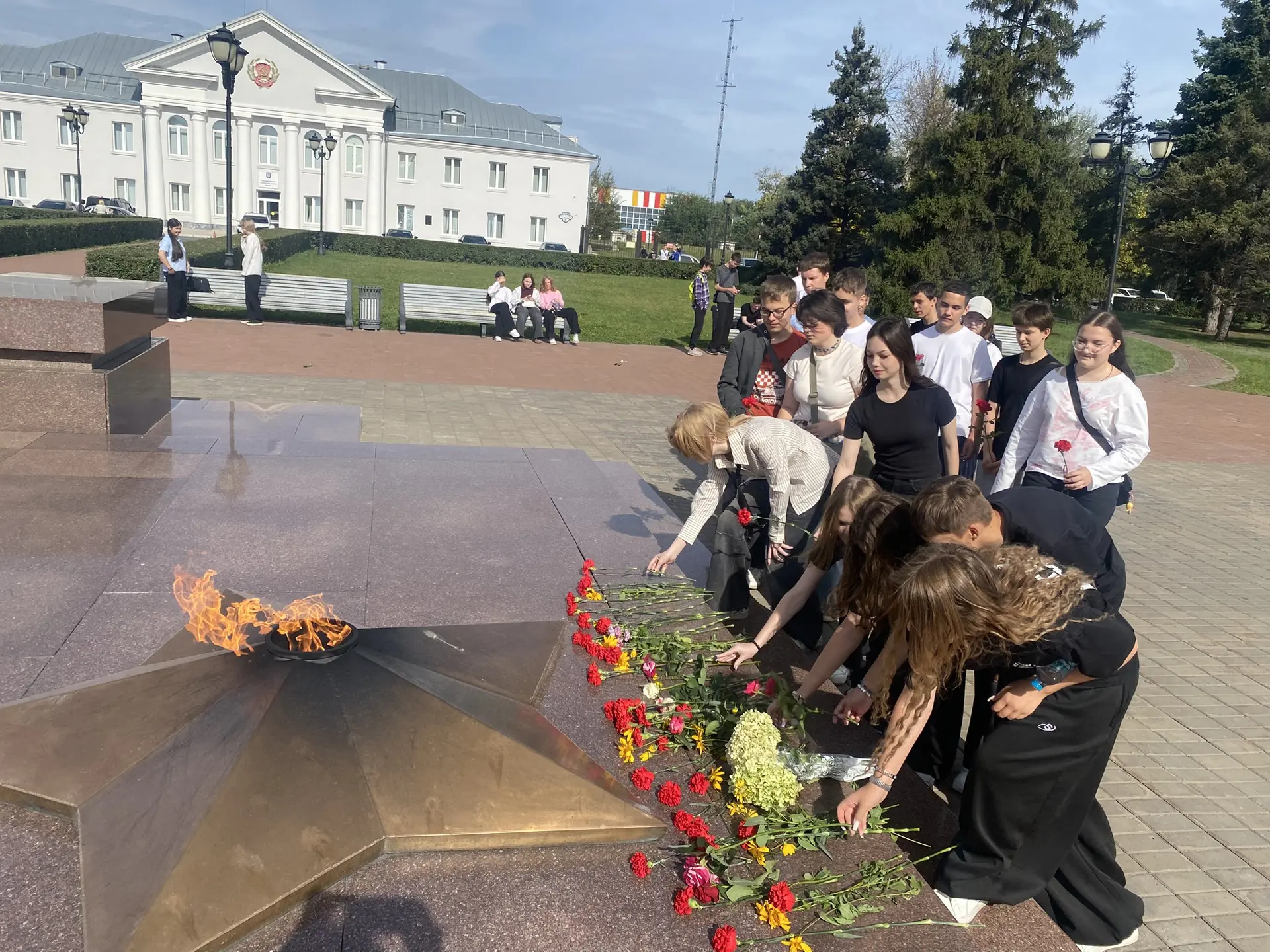 8б, 9а возложили цветы у вечного огня, в дань памяти погибших детей 01.09.2094 года