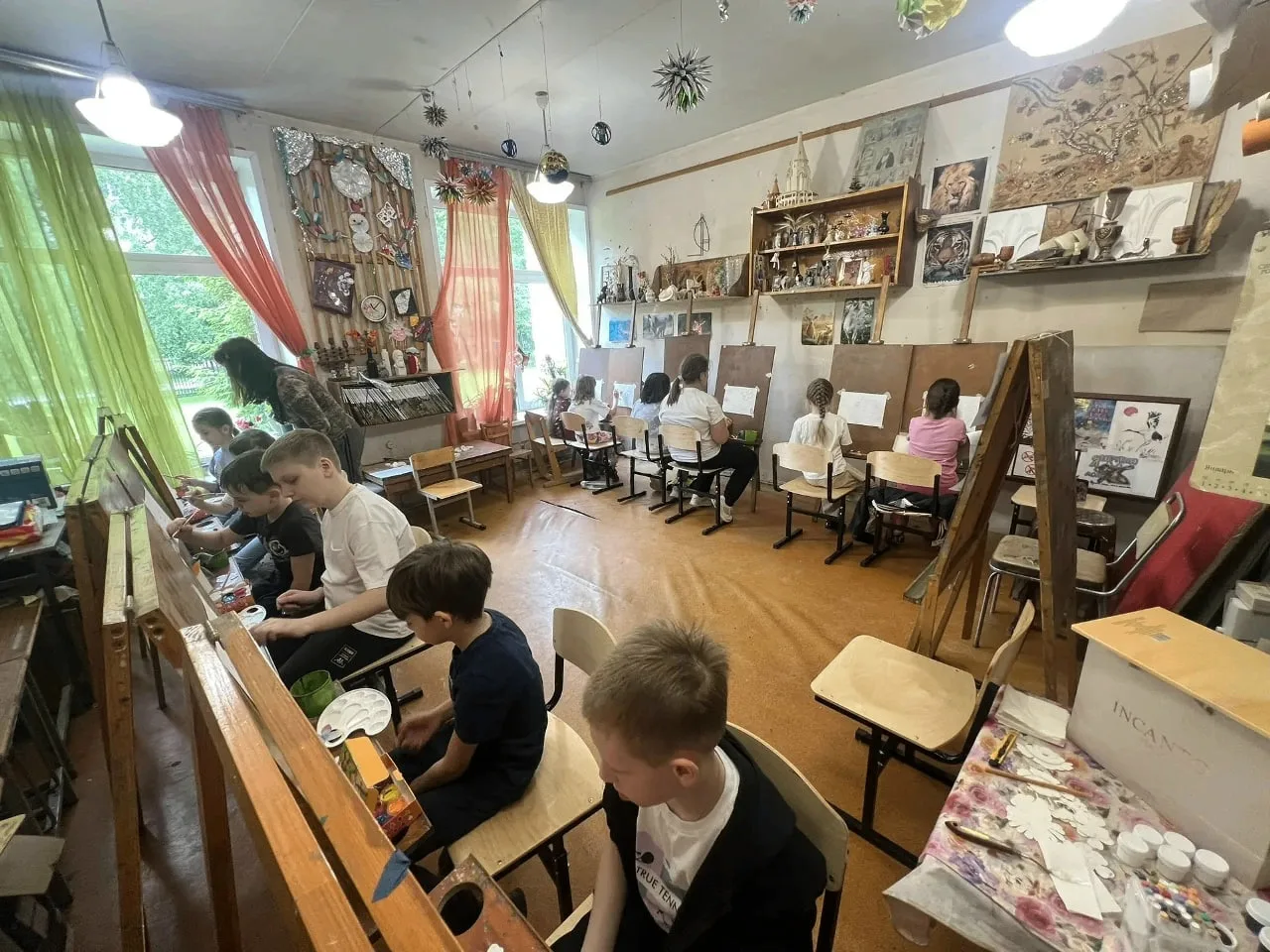 ☀️📚 В ДШИ ЗАВЕРШИЛАСЬ ЛЕТНЯЯ ТВОРЧЕСКАЯ ШКОЛА

С 1 по 11 июня наша Детская школа искусств превратил