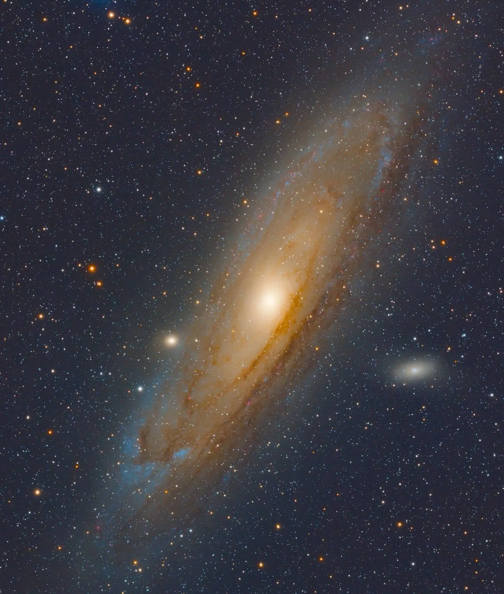🌌 Галактика Андромеды находится примерно в 2,5 миллиона световых лет от нас. На снимке...