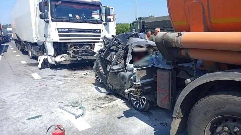 🚨 На трассе М-2 "Крым" в Орловской области "Ладу" смяло между грузовиками

Водитель и пассажир легк