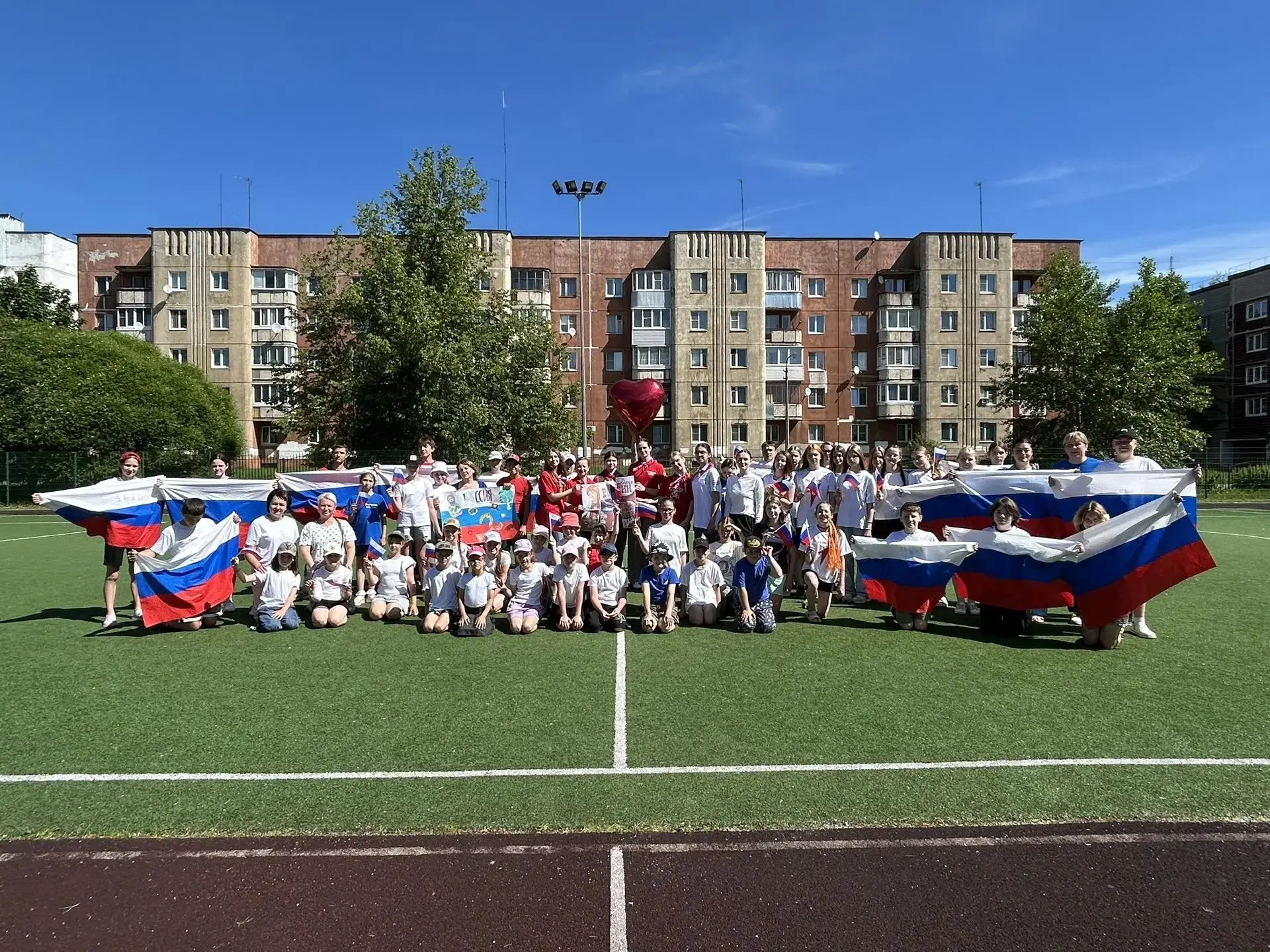 #РодинойГоржусь
 
В преддверии Дня России школьное волонтерское объединение «V18», дети дневных лаге