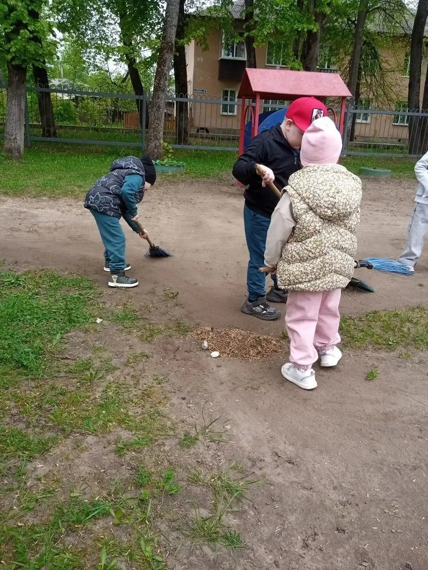 Пятница — санитарный день! ☀️🧼 Дети из группы «Солнышко» ☀️👧🧒 дружно вышли убирать с...