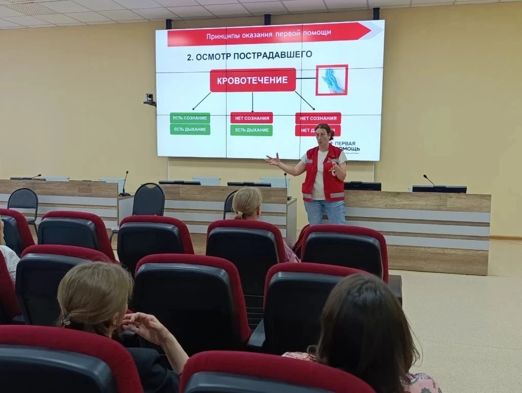 📌Сегодня для сотрудников КОМИАЦ прошел мастер – класс по оказанию первой помощи при кровотечениях.
