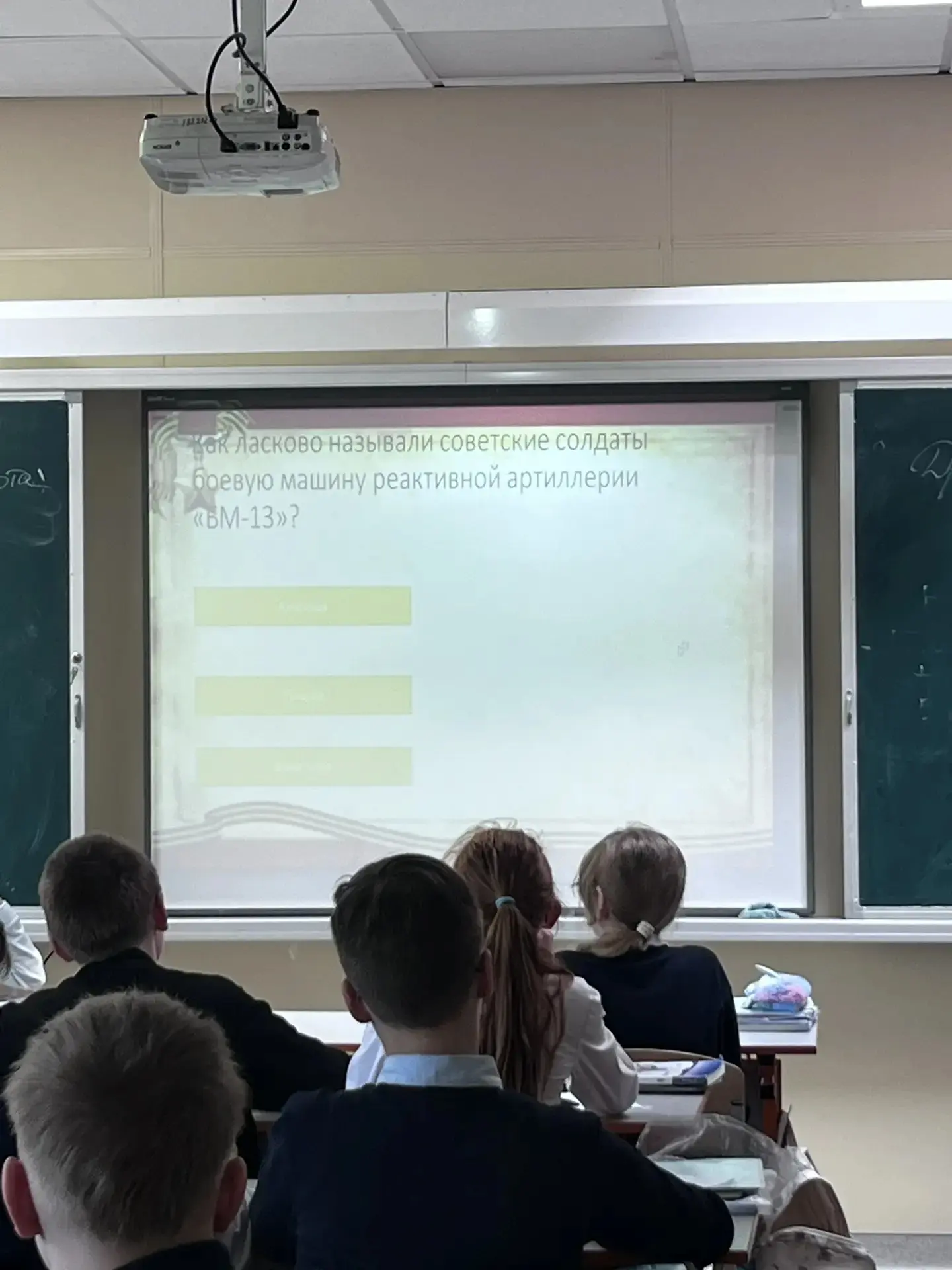 В 5Б классе сегодня проводился классный час, посвящённый Дню Победы. Ребята сами подготовили доклады