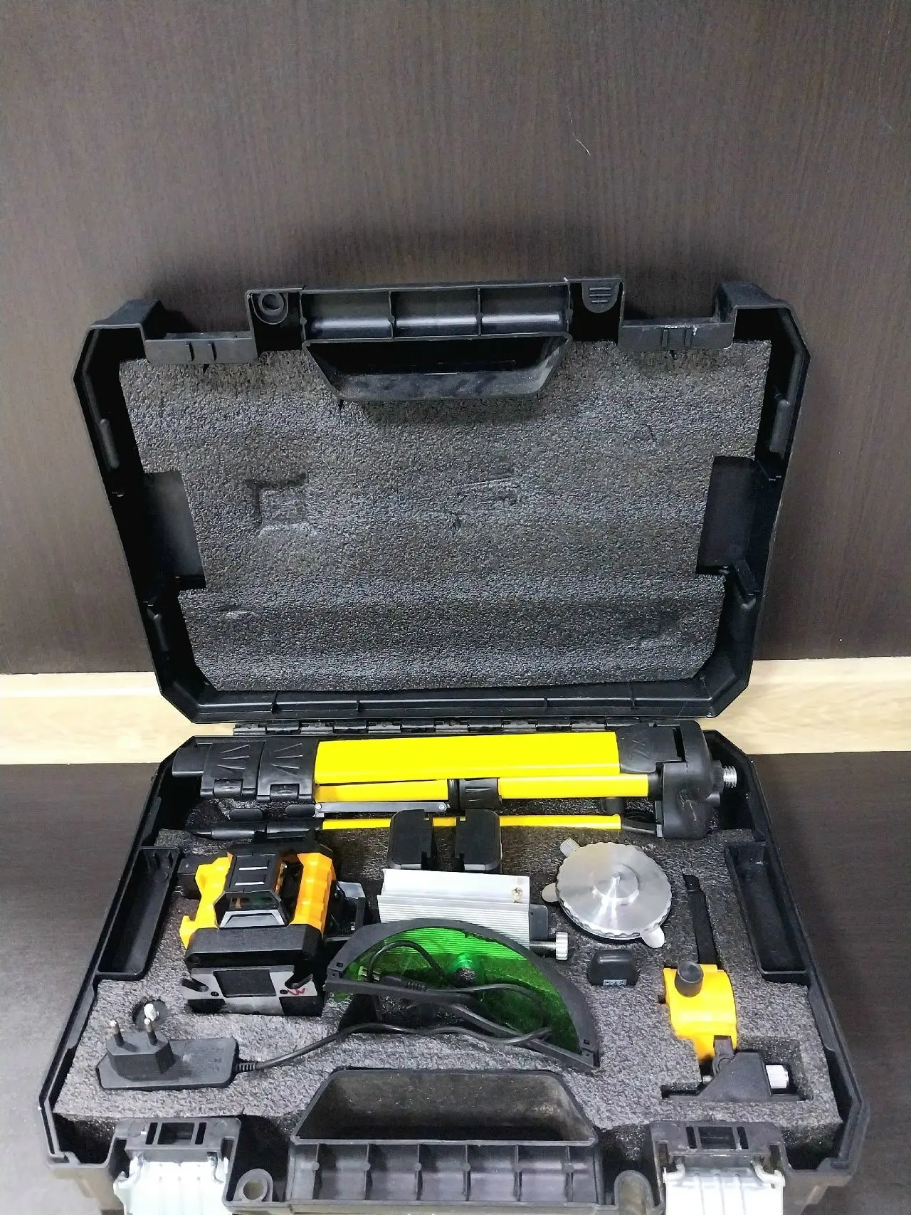 лазерный уровень с лучом dewalt
