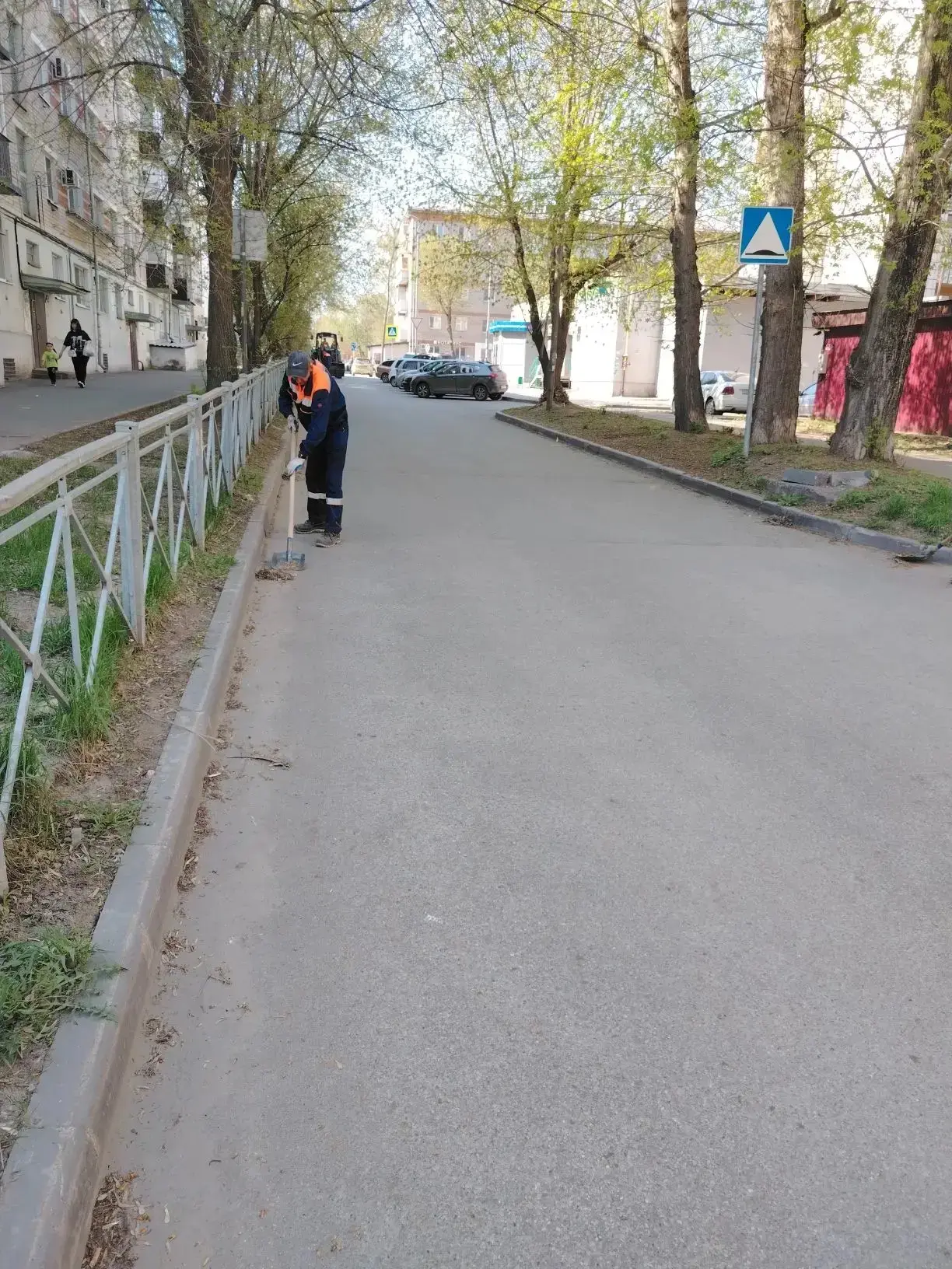 Чистота в режиме нон-стоп 🧹  Пока мы спим, район уже приводят в порядок. Сегодня бригады продолжают 