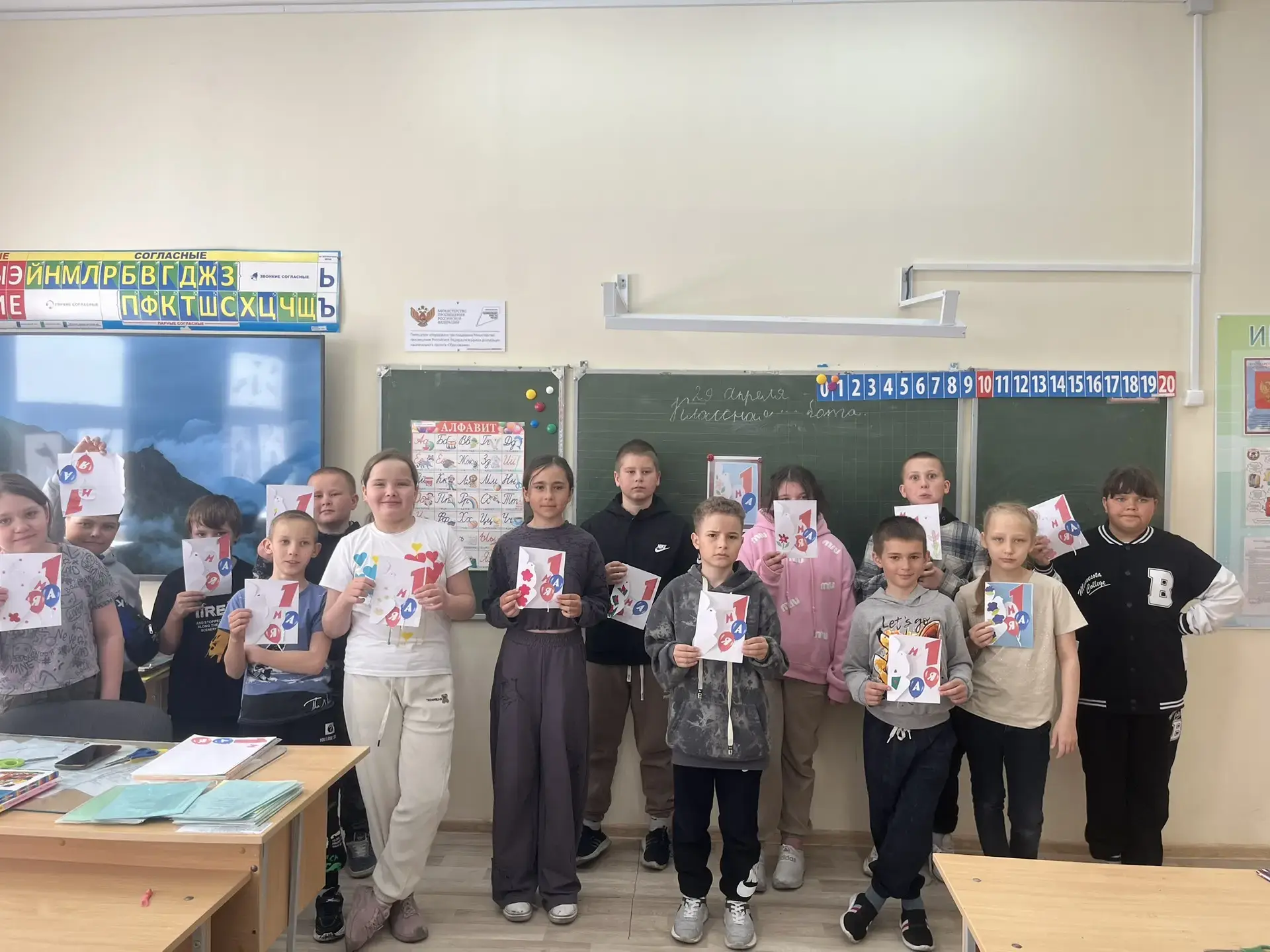 🖼Творческий мастер‑класс «Весенняя открытка для героя труда»прошел в нашей школе 🌸