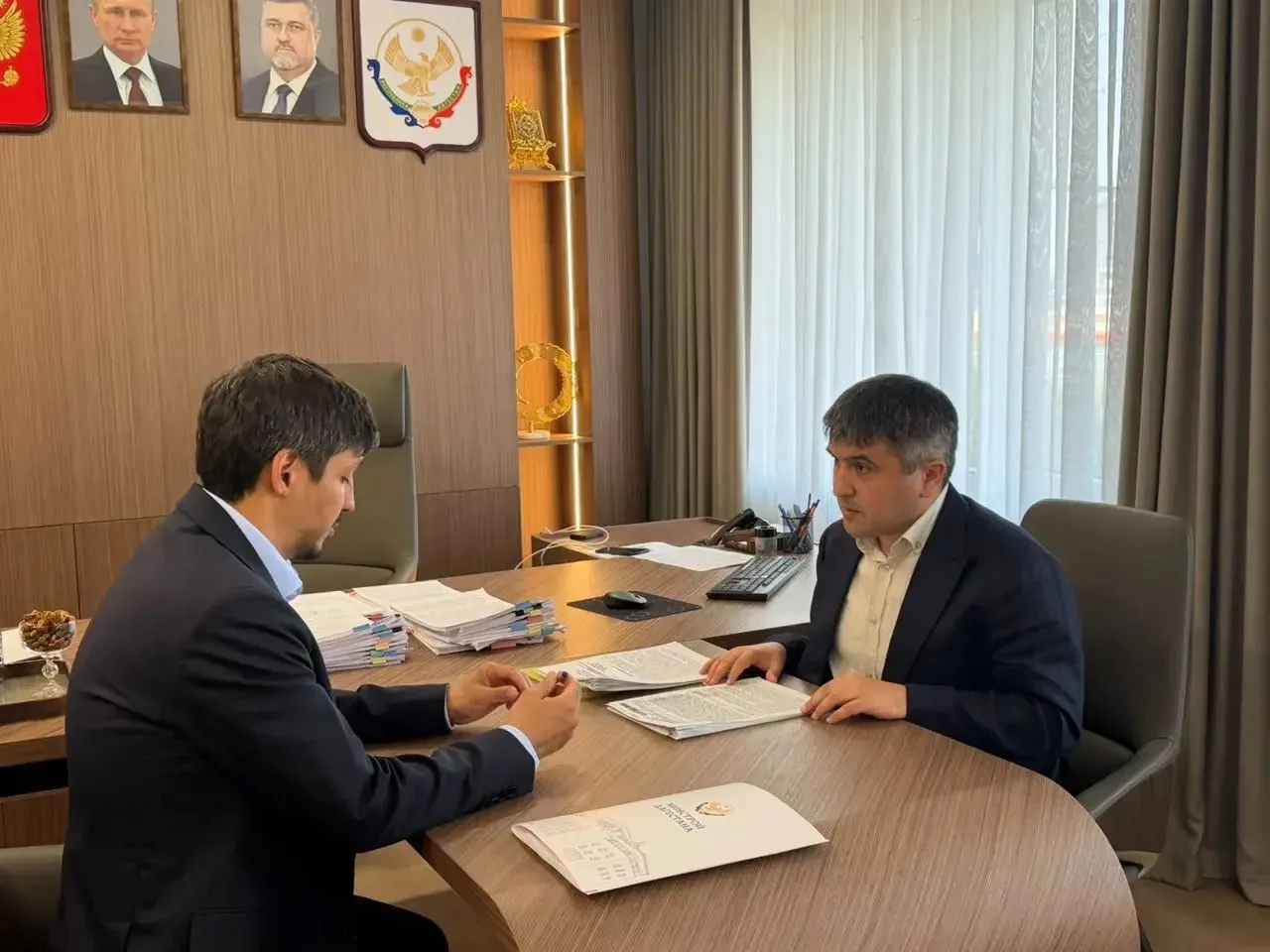 Глава Табасаранского района обсудил вопросы строительства школ и водопроводов с руковод...