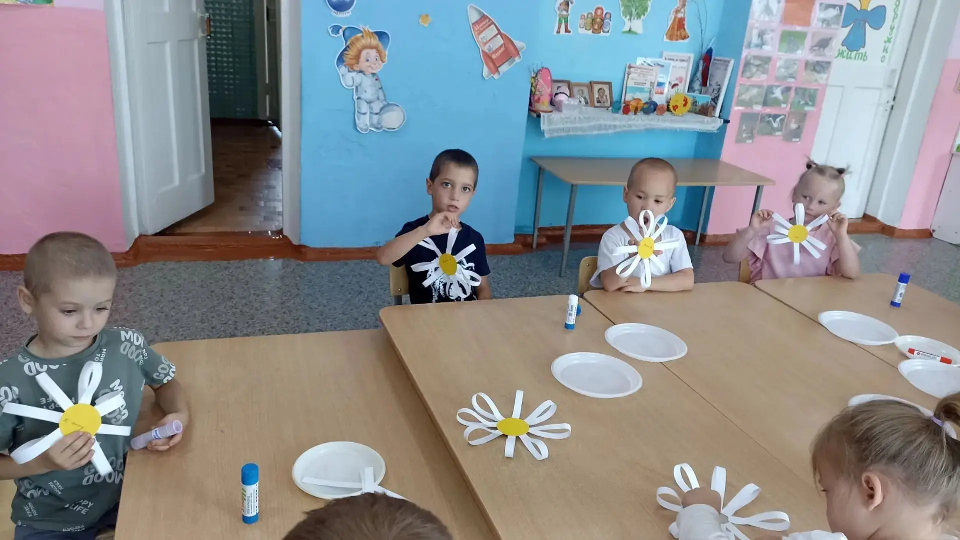 В День семьи, любви и верности ребята приготовили подарки для своих родителей — символ ...