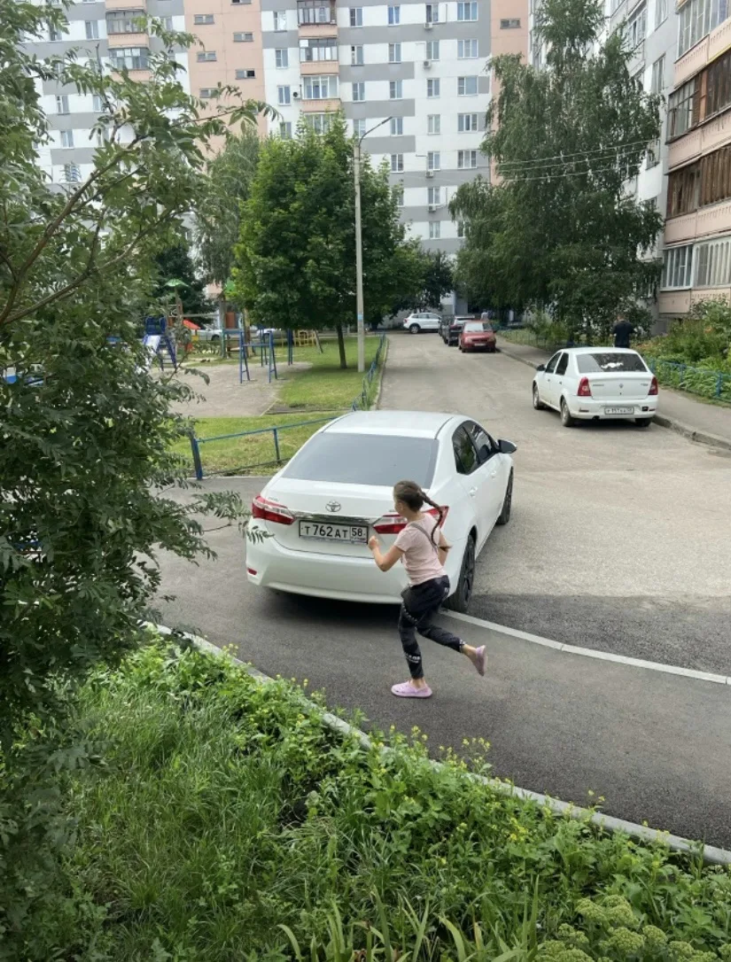 Постоянно оставляет машину и днем и ночью! Дети ездят по новому асфальту на самокатах, бегают!  А ем