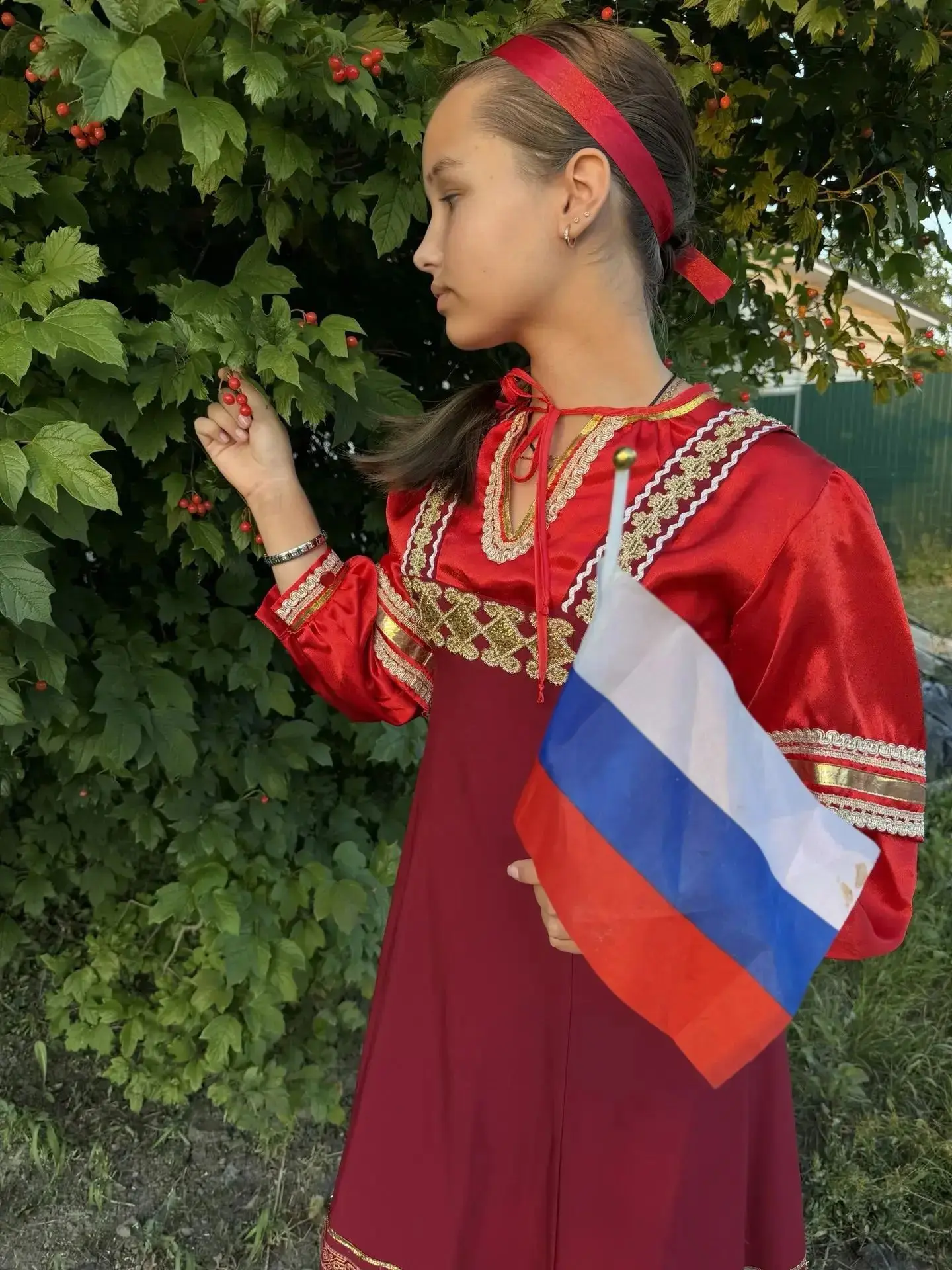 Онлайн-флешмоб "Гордо реет флаг российский"  Лявбон Эвелина, 8б класс #ДеньРоссийскогоФ...