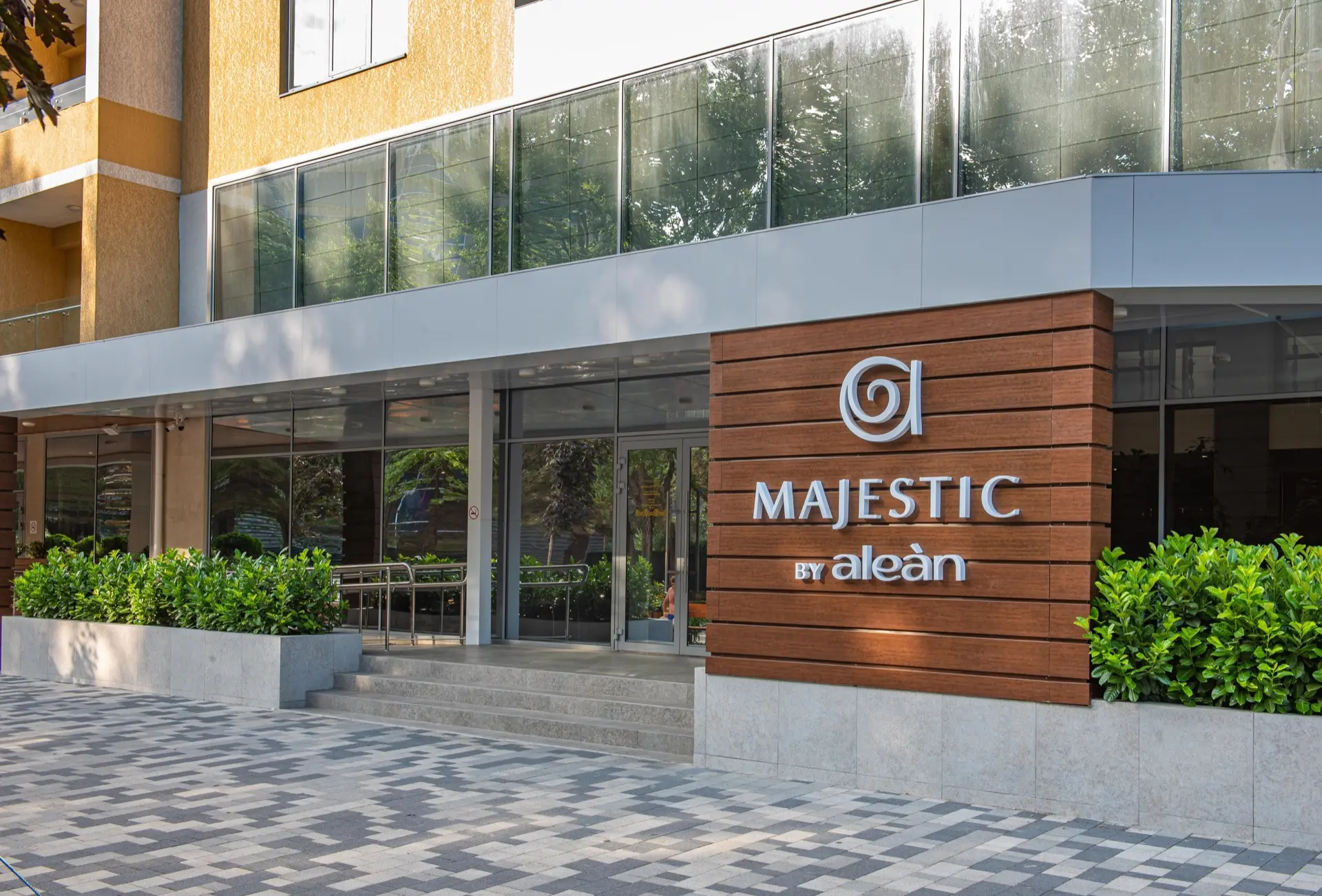 🔥 MAJESTIC CLUB ALEAN приглашает на работу в Анапе!  📍 Адрес: г. Анапа, Пионерский проспект, 20М  Мы