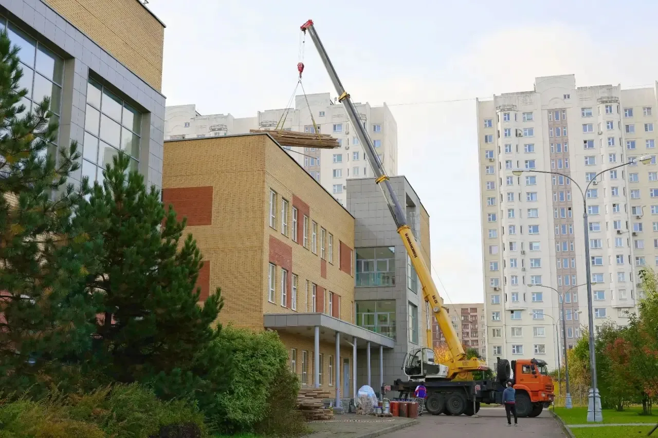 🔧В лицее №34 по улице Борисовка, д.6 ведётся ремонт кровли
