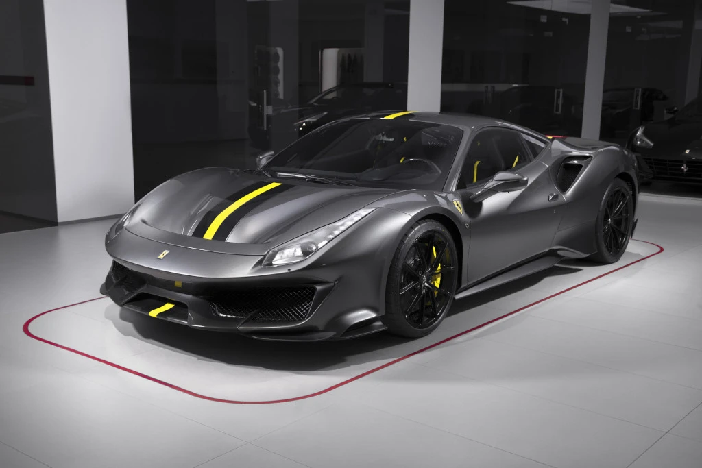 Ferrari 488 Pista — это экстремальный заднеприводный суперкар с турбированным двигателе...