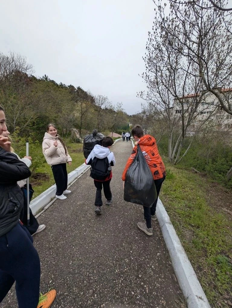 В преддверии празднования 1 Мая ученики 7 - Б класса провели субботник на территории нашей школы! Ре